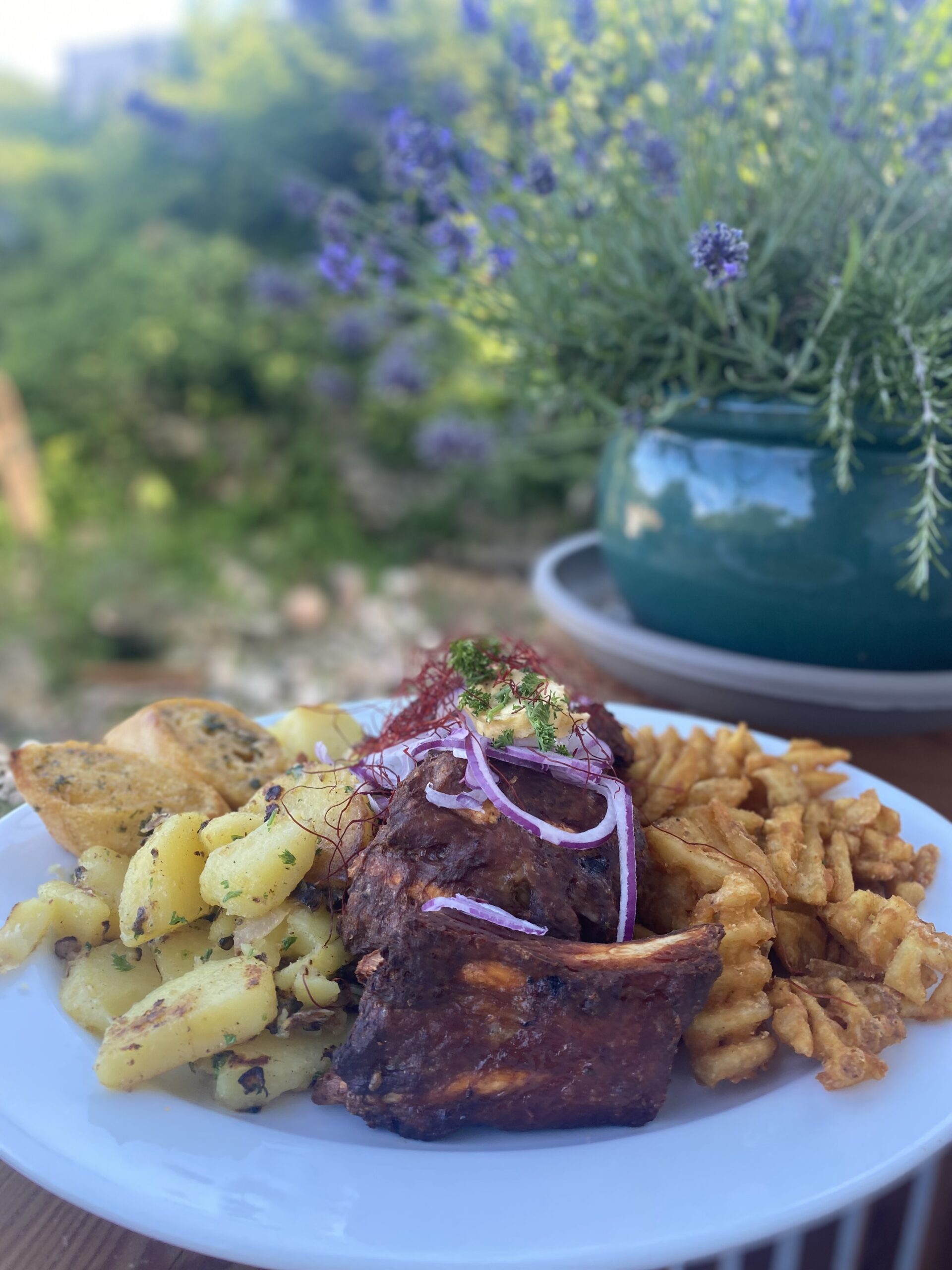 leckere Spare Ribs mit Beilagen